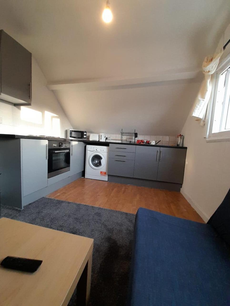 Entire Victoria Park Cardiff Apartment With Free Street Parking Bus 17 And 18 Direct To Cardiff City Centre, Fast Free Wi-Fi מראה חיצוני תמונה
