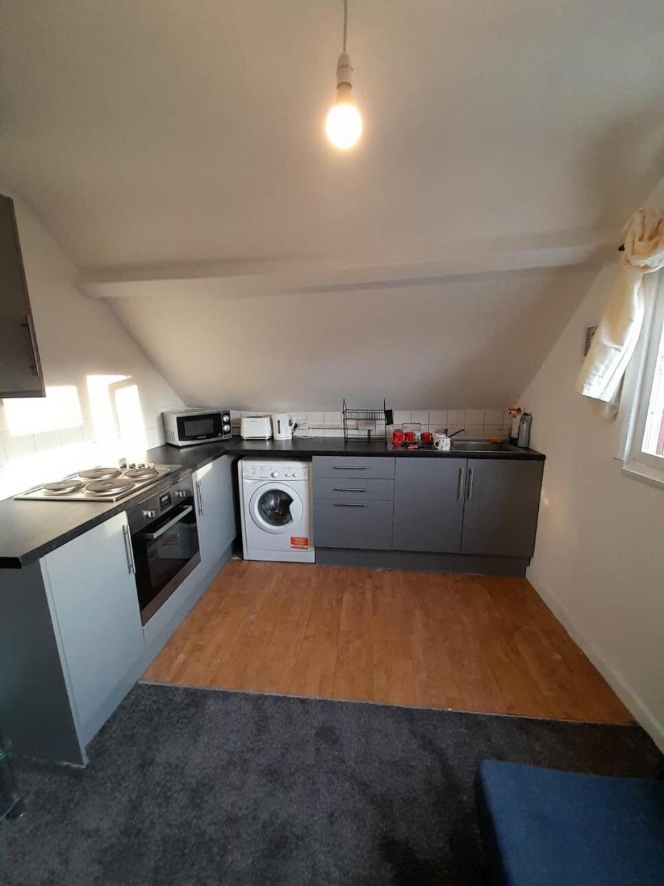 Entire Victoria Park Cardiff Apartment With Free Street Parking Bus 17 And 18 Direct To Cardiff City Centre, Fast Free Wi-Fi מראה חיצוני תמונה