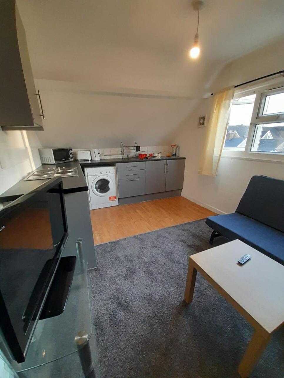Entire Victoria Park Cardiff Apartment With Free Street Parking Bus 17 And 18 Direct To Cardiff City Centre, Fast Free Wi-Fi מראה חיצוני תמונה
